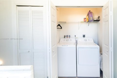 Townhouse in Doral, Florida 3 bedrooms, 135.64 sq.m. № 1997537 - photo 8