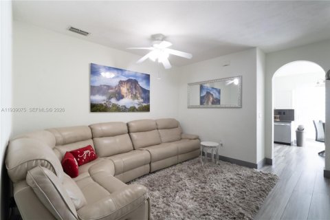 Townhouse in Doral, Florida 3 bedrooms, 135.64 sq.m. № 1997537 - photo 3