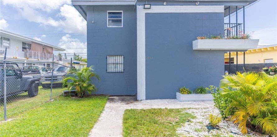 Commercial property in Florida City, Florida 339.19 sq.m. № 2080292