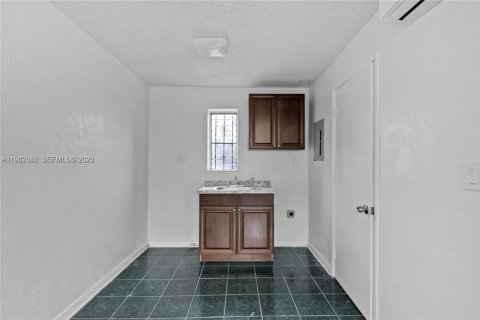 Commercial property in Florida City, Florida 339.19 sq.m. № 2080292 - photo 8