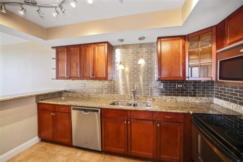 Condo in Treasure Island, Florida, 1 bedroom № 2236634 - photo 11