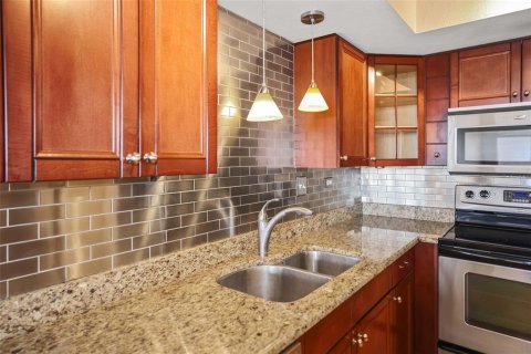 Condo in Treasure Island, Florida, 1 bedroom № 2236634 - photo 13