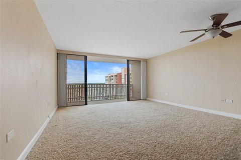 Condo in Treasure Island, Florida, 1 bedroom № 2236634 - photo 17