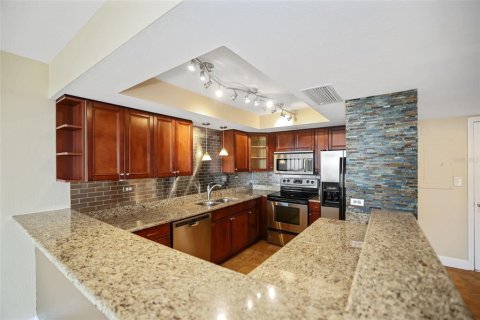 Condo in Treasure Island, Florida, 1 bedroom № 2236634 - photo 8
