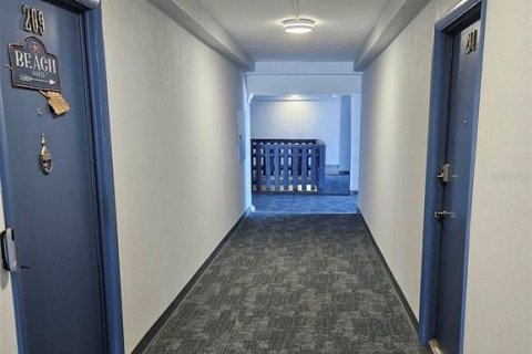 Condo in Treasure Island, Florida, 1 bedroom № 2236634 - photo 7