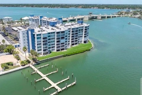Condo in Treasure Island, Florida, 1 bedroom № 2236634 - photo 3