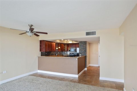 Condo in Treasure Island, Florida, 1 bedroom № 2236634 - photo 16