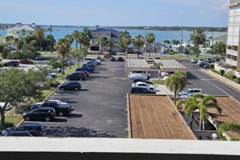 Condo in Treasure Island, Florida, 1 bedroom № 2236634 - photo 21