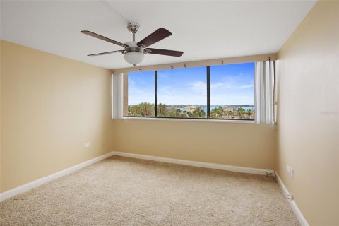 Condo in Treasure Island, Florida, 1 bedroom № 2236634 - photo 25