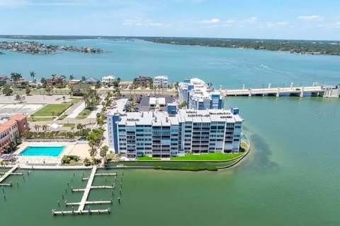 Condo in Treasure Island, Florida, 1 bedroom № 2236634 - photo 2