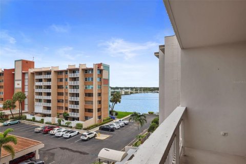 Condo in Treasure Island, Florida, 1 bedroom № 2236634 - photo 24