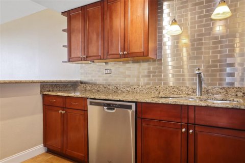 Condo in Treasure Island, Florida, 1 bedroom № 2236634 - photo 14