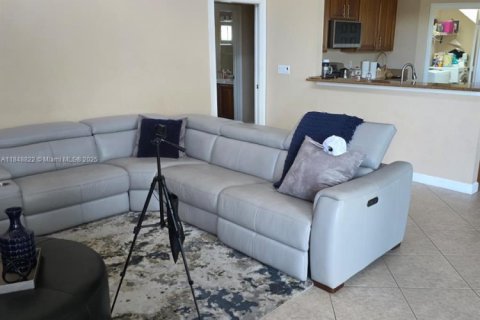 House in West Palm Beach, Florida 5 bedrooms, 299.98 sq.m. № 1850471 - photo 8