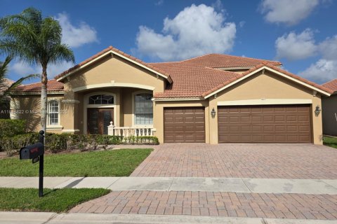 House in West Palm Beach, Florida 5 bedrooms, 299.98 sq.m. № 1850471 - photo 1