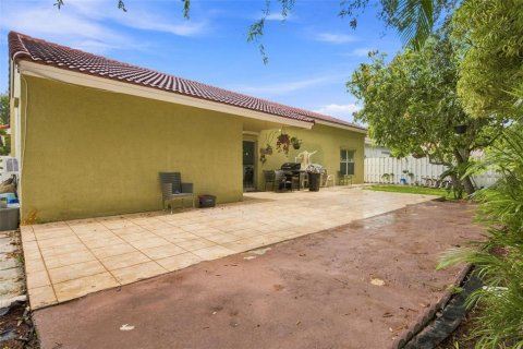 House in Miramar, Florida 3 bedrooms, 152.55 sq.m. № 2235832 - photo 28