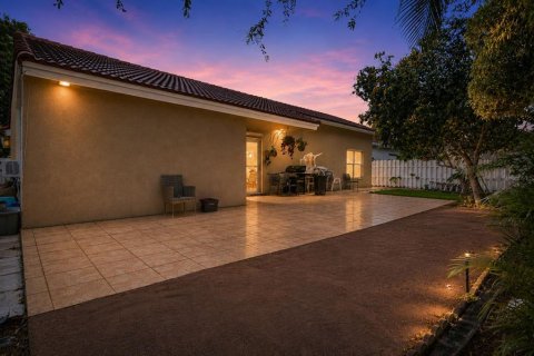 House in Miramar, Florida 3 bedrooms, 152.55 sq.m. № 2235832 - photo 27