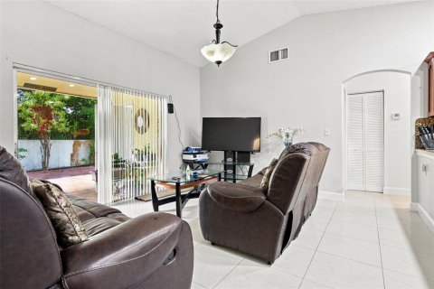 House in Miramar, Florida 3 bedrooms, 152.55 sq.m. № 2235832 - photo 12