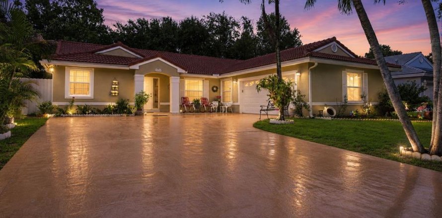 House in Miramar, Florida 3 bedrooms, 152.55 sq.m. № 2235832