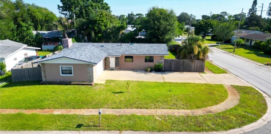 House in Titusville, Florida 4 bedrooms, 141.58 sq.m. № 1855923