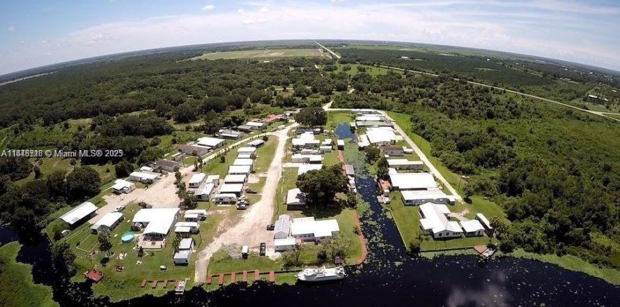 Propiedad comercial en Okeechobee, Florida № 1936303