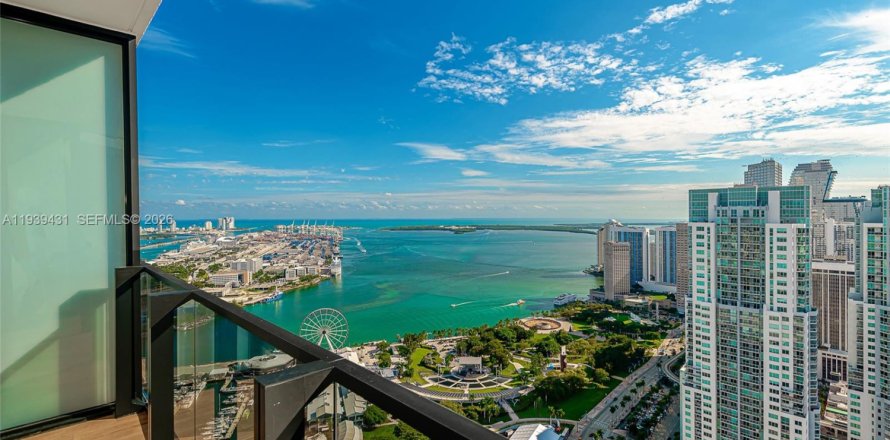 Estudio en el Condominio en Miami, Florida  № 2152665