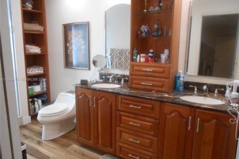 Villa ou maison à vendre à Hollywood, Floride: 3 chambres, 224.82 m2 № 2030447 - photo 11