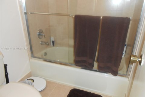 Villa ou maison à vendre à Hollywood, Floride: 3 chambres, 224.82 m2 № 2030447 - photo 14