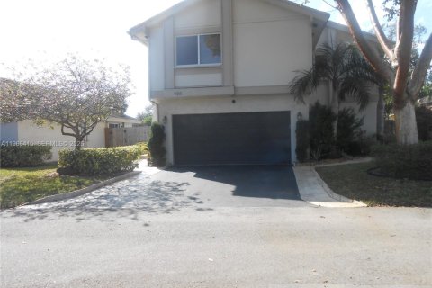 Villa ou maison à vendre à Hollywood, Floride: 3 chambres, 224.82 m2 № 2030447 - photo 2