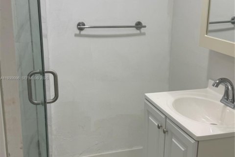 Condo in Miami, Florida, 2 bedrooms  № 1988886 - photo 9