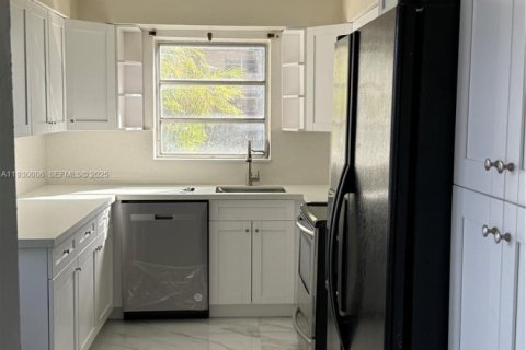 Condo in Miami, Florida, 2 bedrooms  № 1988886 - photo 14