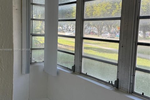 Condo in Miami, Florida, 2 bedrooms  № 1988886 - photo 4