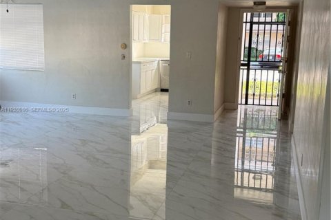 Condo in Miami, Florida, 2 bedrooms  № 1988886 - photo 2