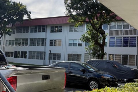 Condo in Miami, Florida, 2 bedrooms  № 1988886 - photo 15