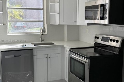 Condo in Miami, Florida, 2 bedrooms  № 1988886 - photo 13