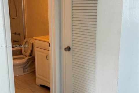 Condo in Miami, Florida, 2 bedrooms  № 1988886 - photo 11