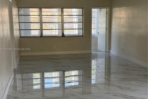 Condo in Miami, Florida, 2 bedrooms  № 1988886 - photo 1