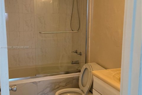 Condo in Miami, Florida, 2 bedrooms  № 1988886 - photo 10