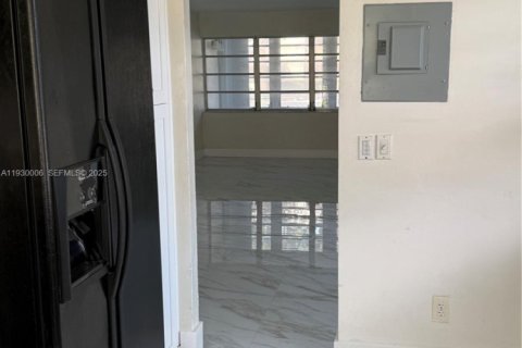 Condo in Miami, Florida, 2 bedrooms  № 1988886 - photo 12