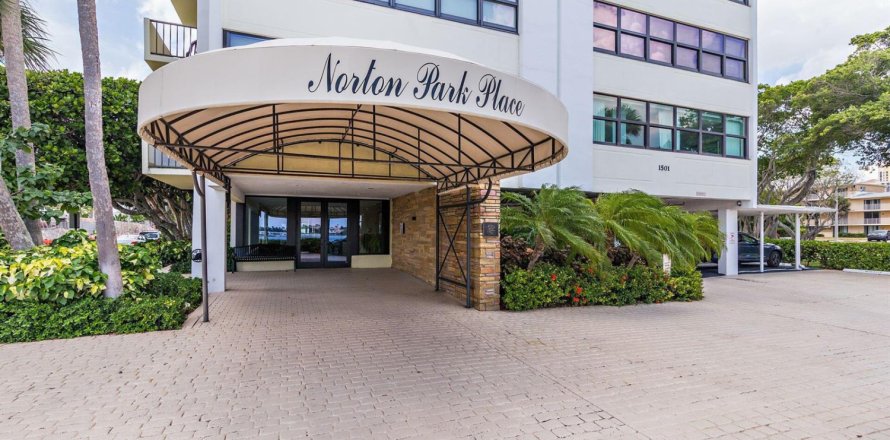 Condominio en West Palm Beach, Florida, 2 dormitorios  № 2248414