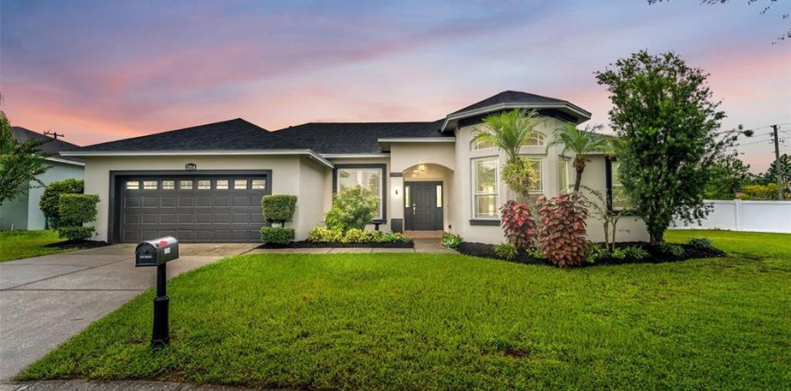 House in Lakeland, Florida 4 bedrooms, 206.99 sq.m. № 2410345