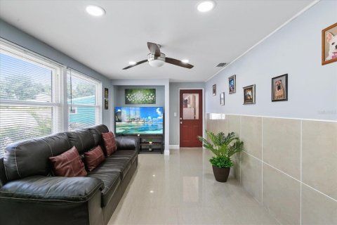 Casa en venta en Tampa, Florida, 5 dormitorios, 160.91 m2 № 1803680 - foto 25
