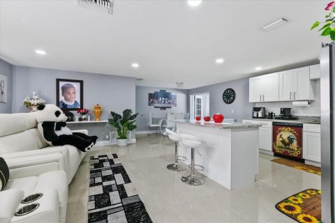 Casa en venta en Tampa, Florida, 5 dormitorios, 160.91 m2 № 1803680 - foto 10