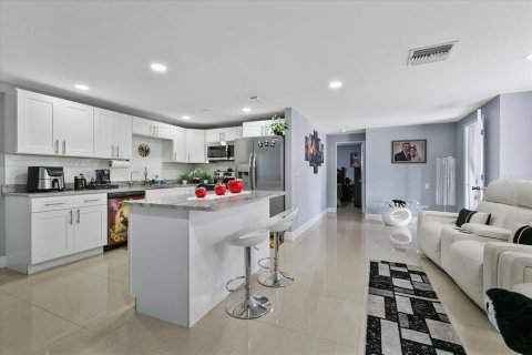 Casa en venta en Tampa, Florida, 5 dormitorios, 160.91 m2 № 1803680 - foto 11