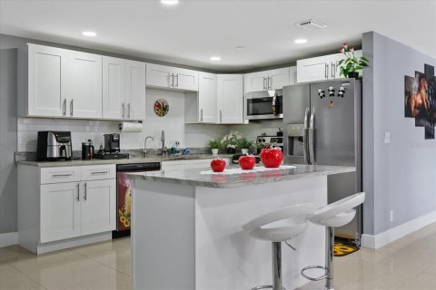 Casa en venta en Tampa, Florida, 5 dormitorios, 160.91 m2 № 1803680 - foto 12