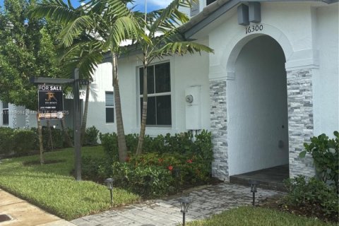 Townhouse in Homestead, Florida 3 bedrooms, 123.37 sq.m. № 2012566 - photo 2