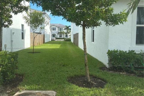 Townhouse in Homestead, Florida 3 bedrooms, 123.37 sq.m. № 2012566 - photo 3