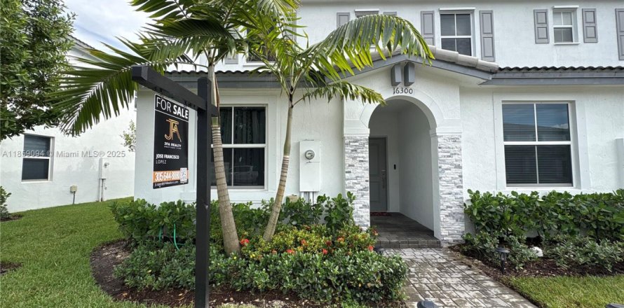 Townhouse in Homestead, Florida 3 bedrooms, 123.37 sq.m. № 2012566