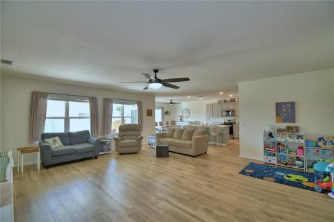 House in Auburndale, Florida 4 bedrooms, 215.44 sq.m. № 1885741 - photo 15