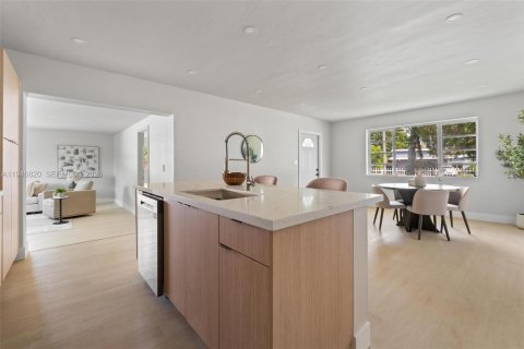 House in Miami Gardens, Florida 4 bedrooms, 129.97 sq.m. № 2003059 - photo 12