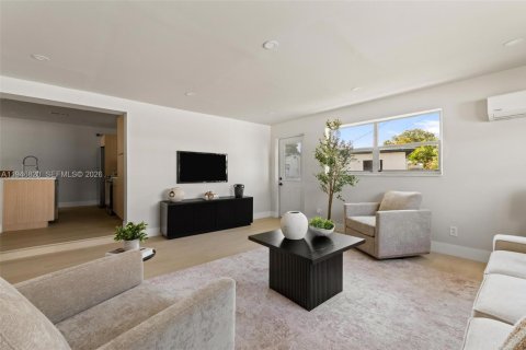 House in Miami Gardens, Florida 4 bedrooms, 129.97 sq.m. № 2003059 - photo 4